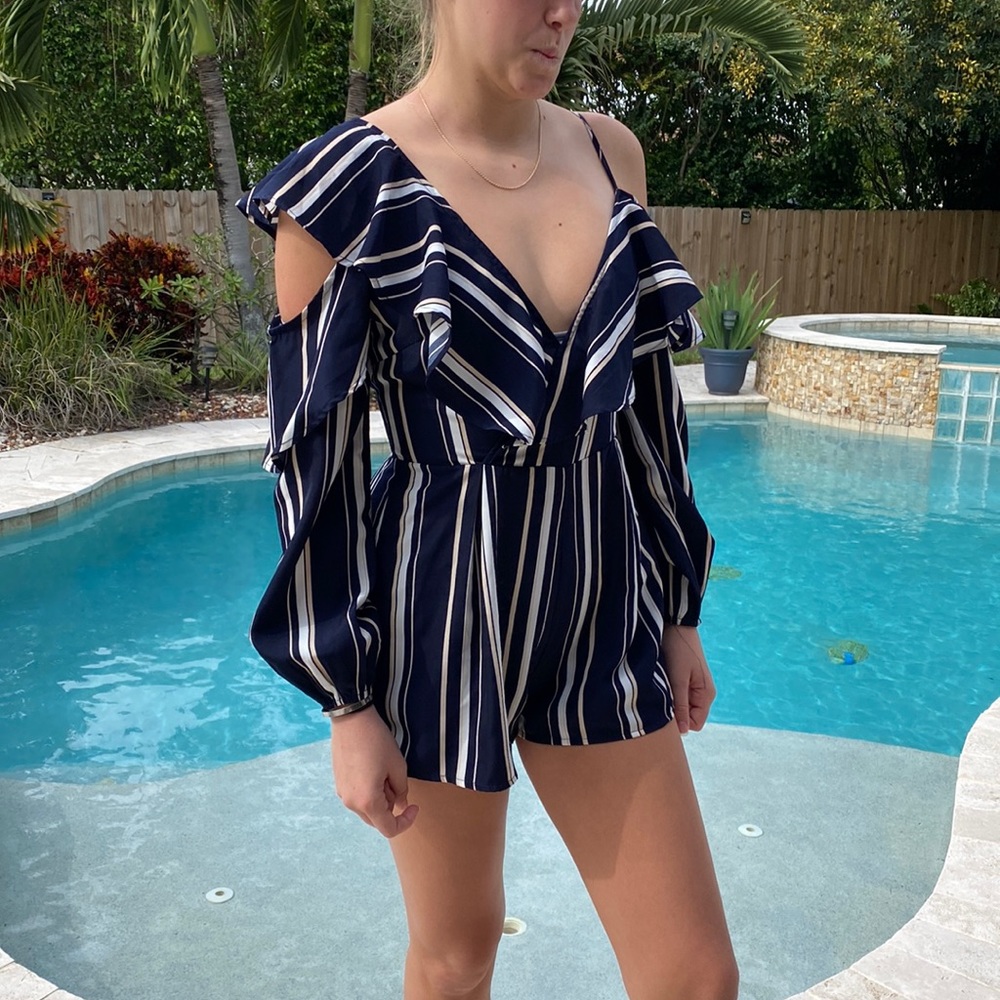 Asymmetrical jumper with an adjustable strap on one side. Non smoking home